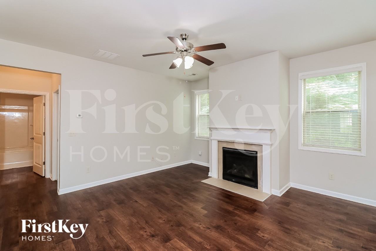 404 Silverwood Dr - Photo 2 of 16