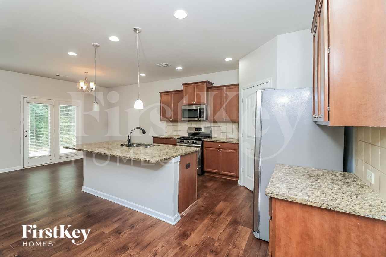 404 Silverwood Dr - Photo 7 of 16