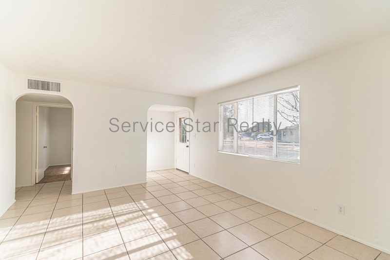 3034 W Lawrence Ln - Photo 3 of 25