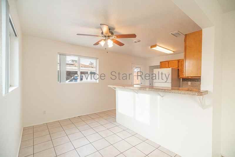 3034 W Lawrence Ln - Photo 4 of 25