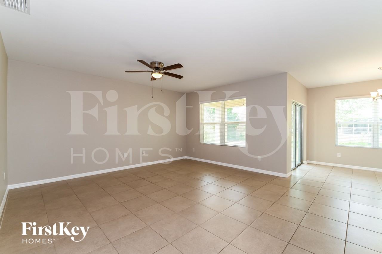 2702 Sw 9th Pl - Photo 4 of 16