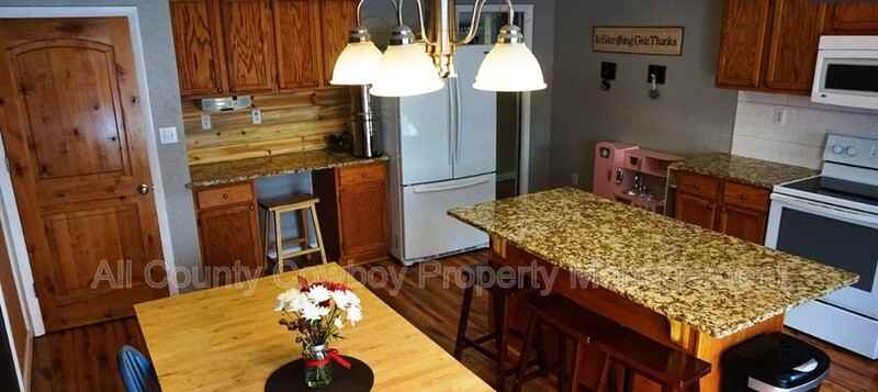 1915 E Custer St - Photo 4 of 20