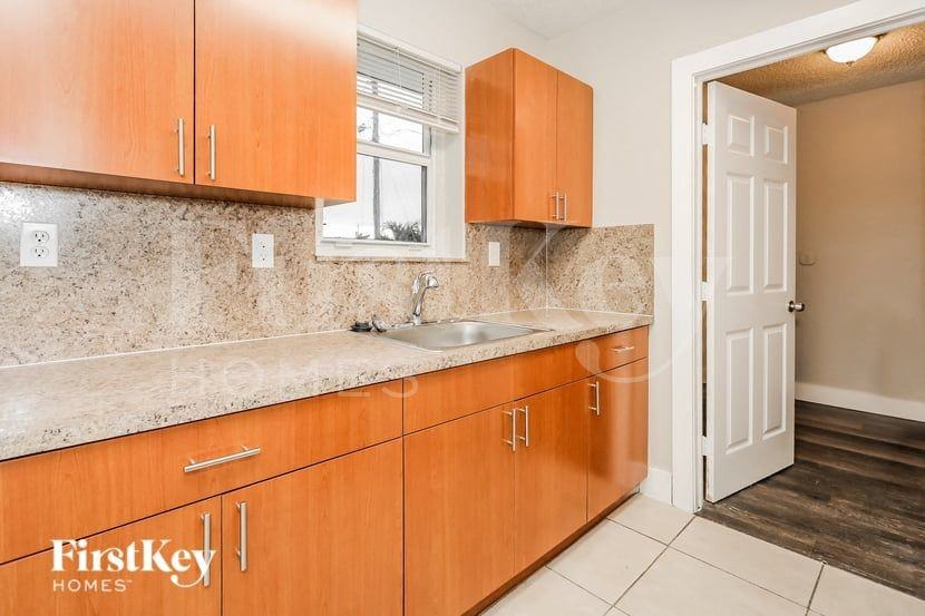 14830 Swavenue - Photo 7 of 15