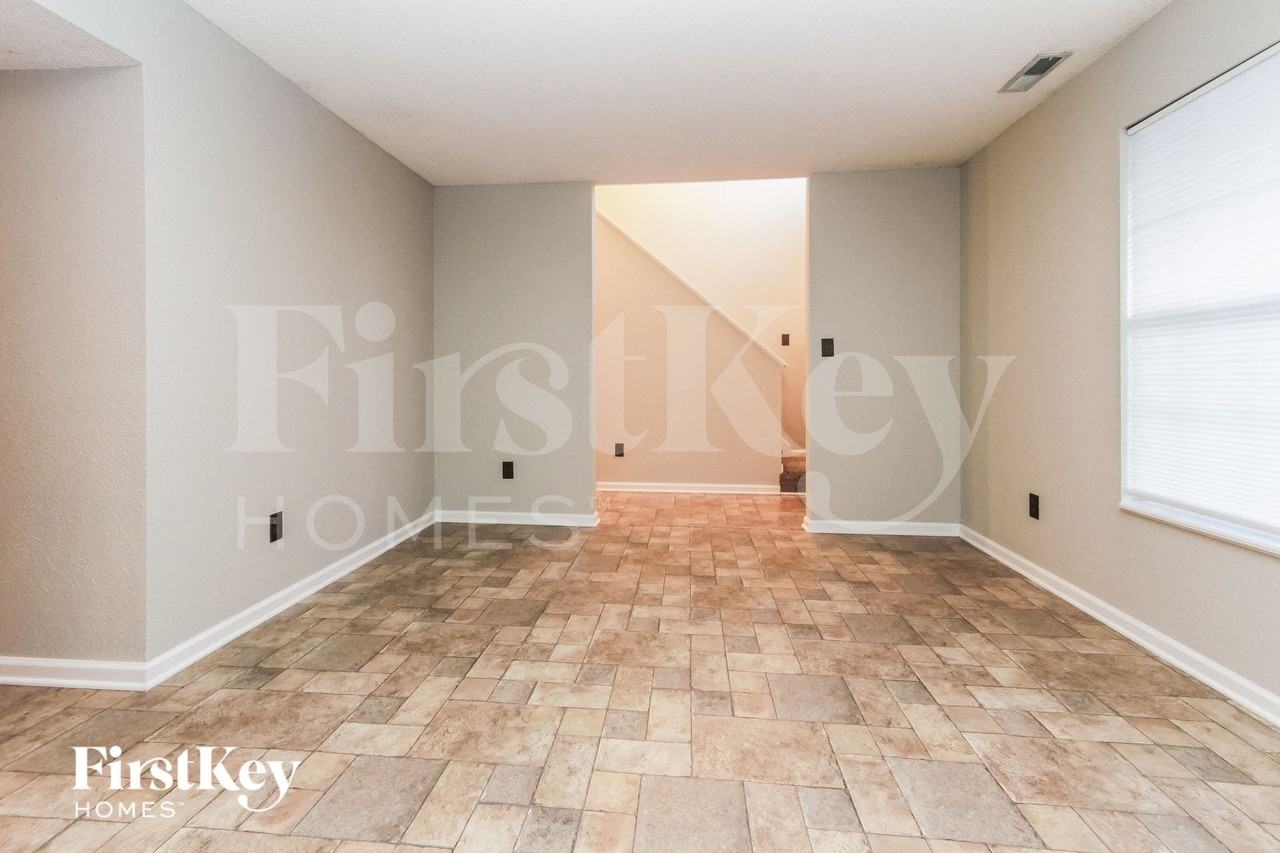 1164 Chestnut Ln - Photo 3 of 15