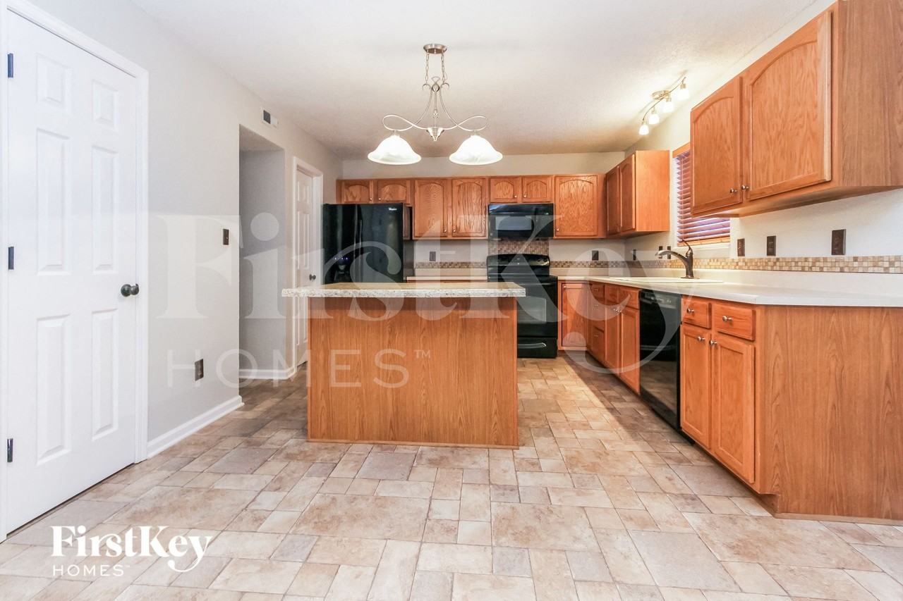 1164 Chestnut Ln - Photo 4 of 15