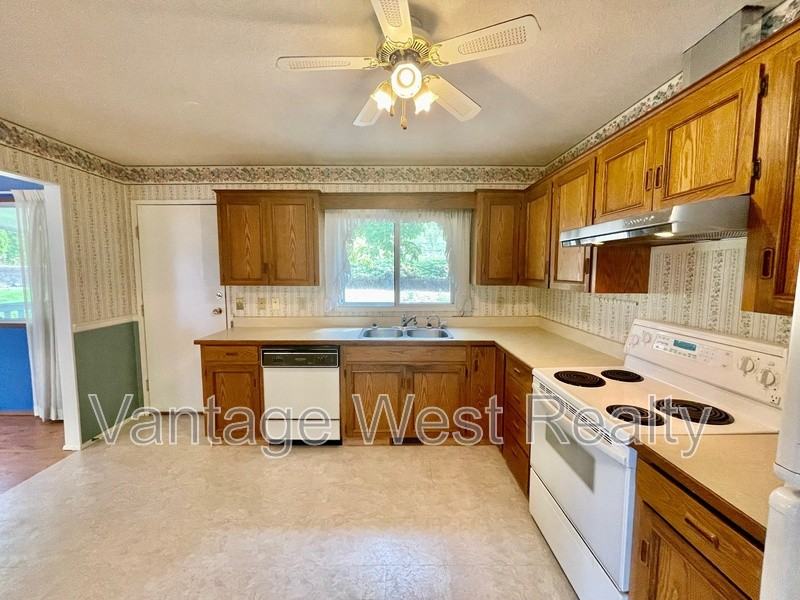 651 Hardie Crt - Photo 3 of 32