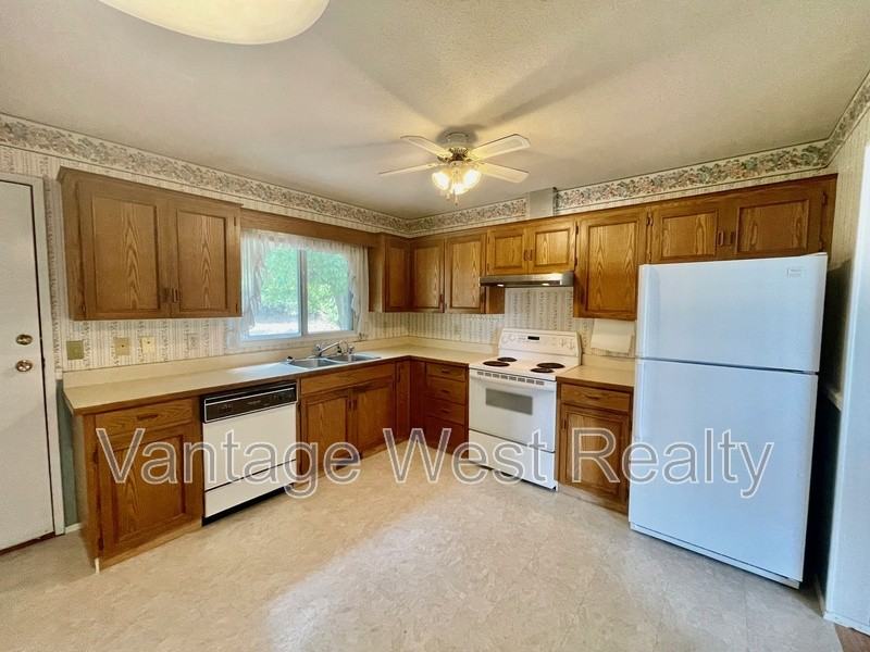 651 Hardie Crt - Photo 4 of 32