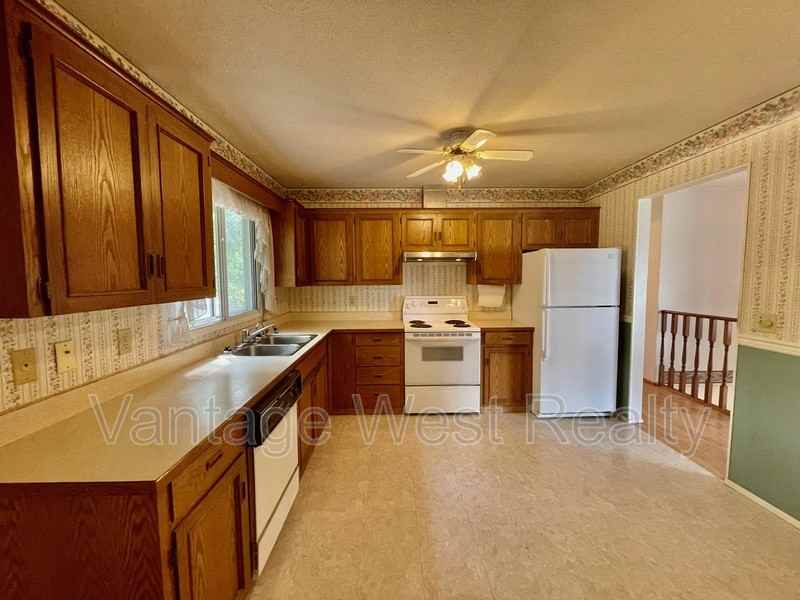 651 Hardie Crt - Photo 5 of 32