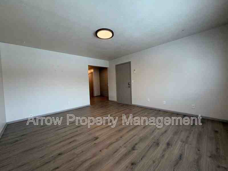 1025 C St - Photo 2 of 9