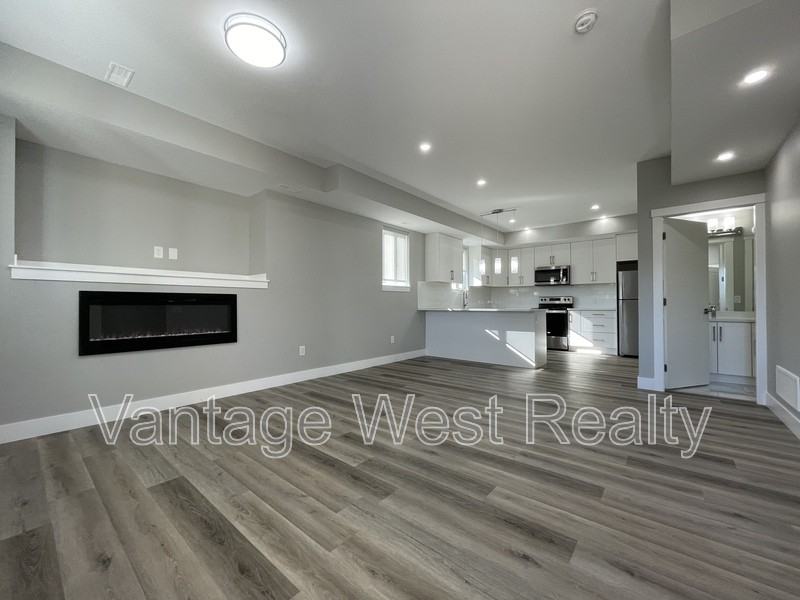 700 Coopland Cres - Photo 2 of 9