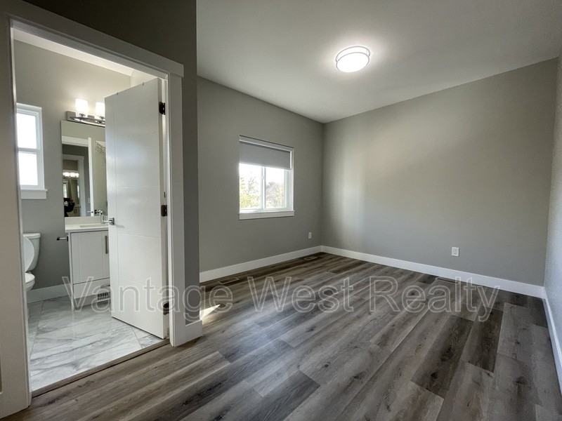 700 Coopland Cres - Photo 3 of 9