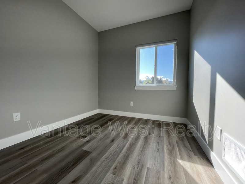 700 Coopland Cres - Photo 5 of 9