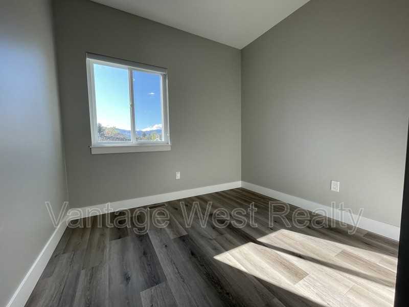 700 Coopland Cres - Photo 6 of 9
