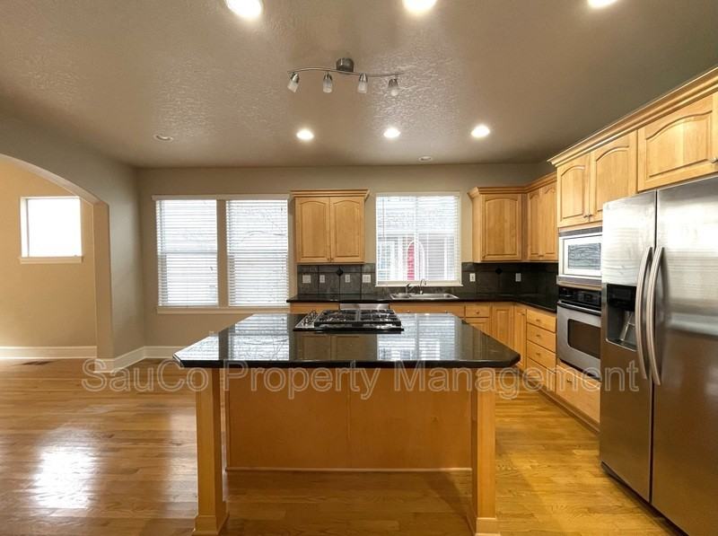 12766 Nw Bayonne Ln - Photo 6 of 32