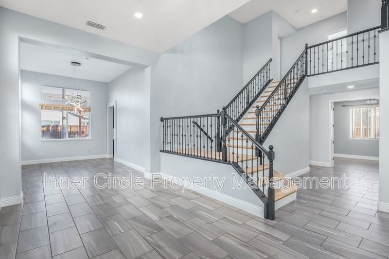 812 Shasta Daisy Dr - Photo 3 of 27