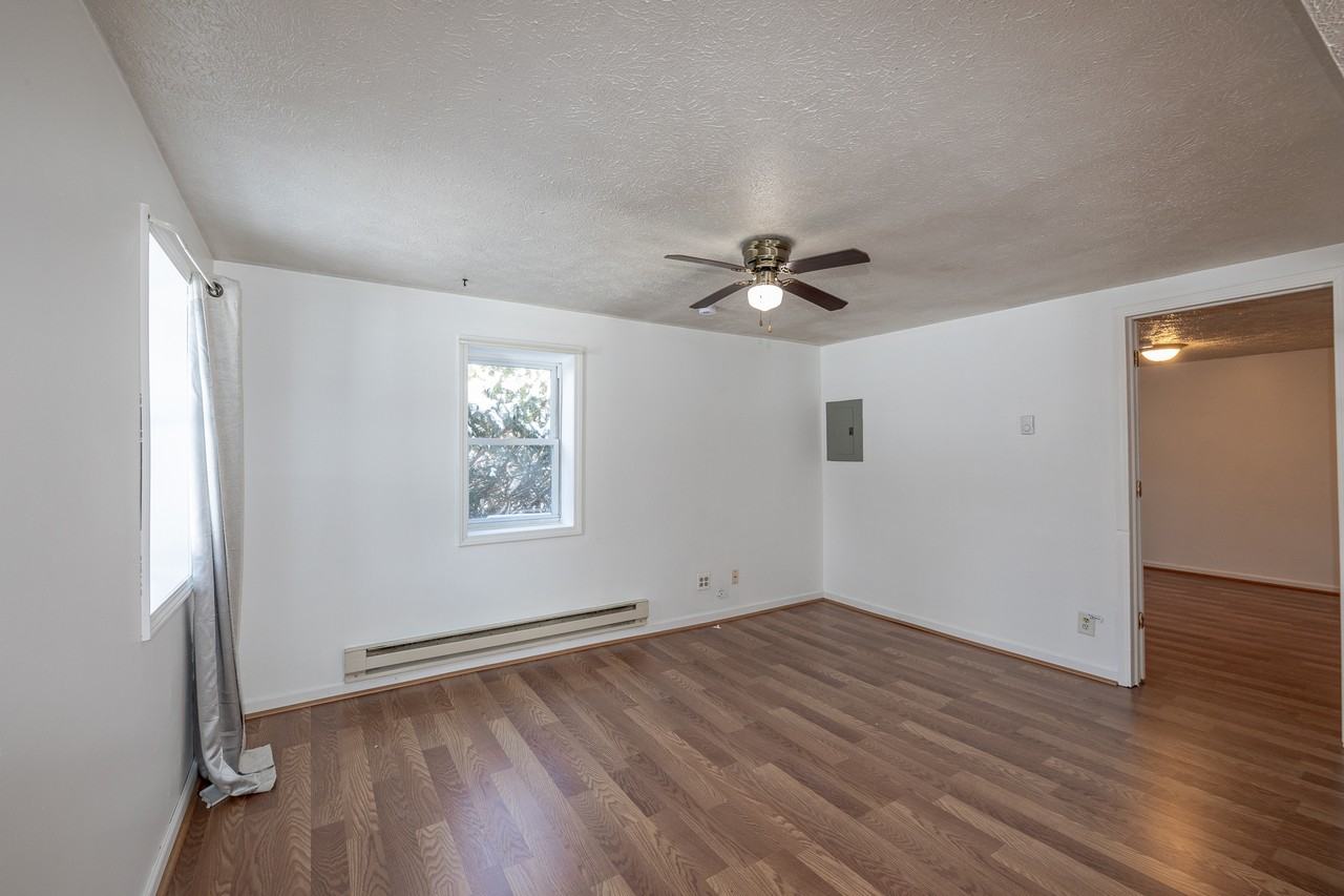 988 Oakwood Blvd - Photo 2 of 21