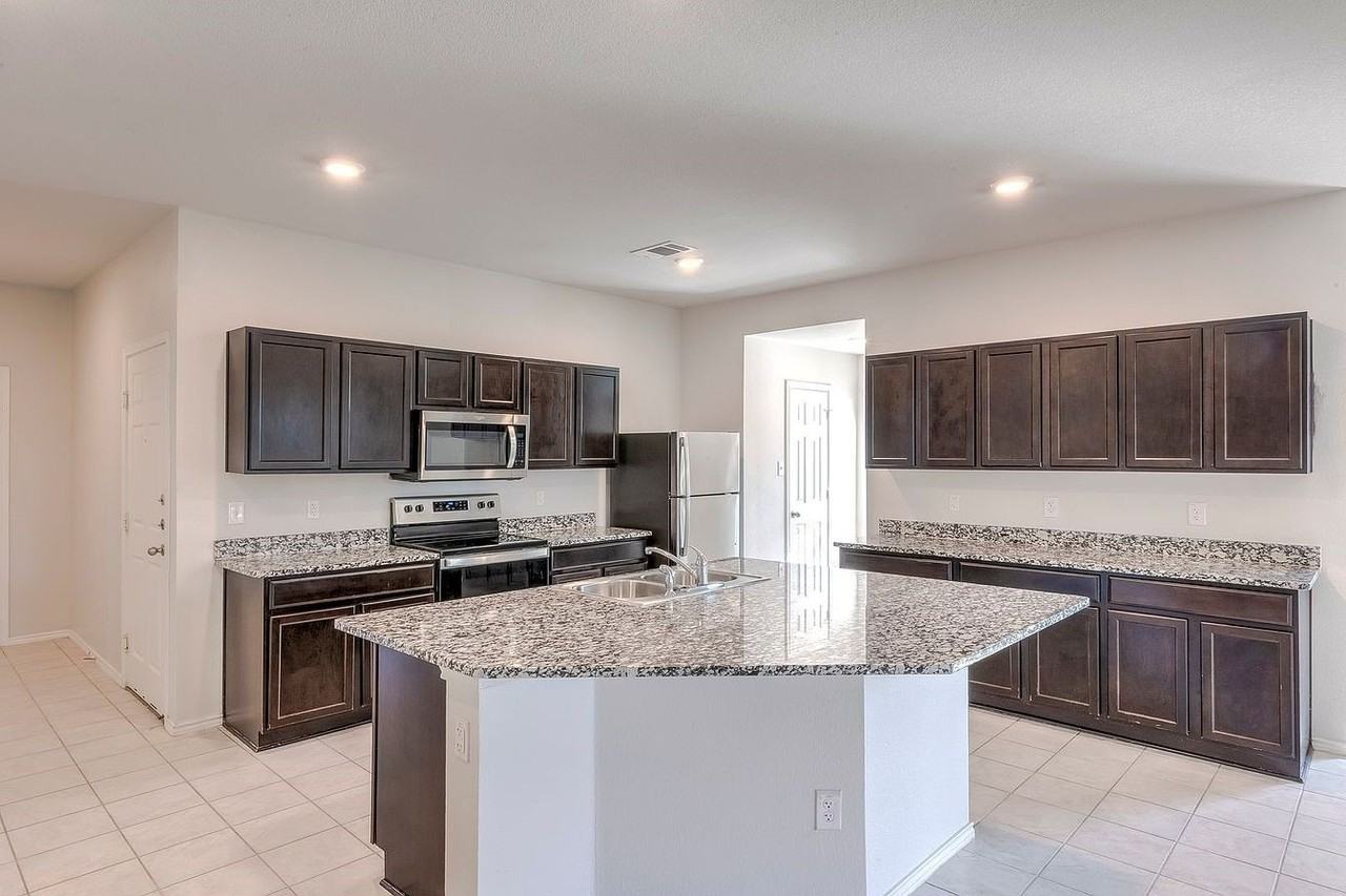 4003 Arafel Ln - Photo 5 of 32