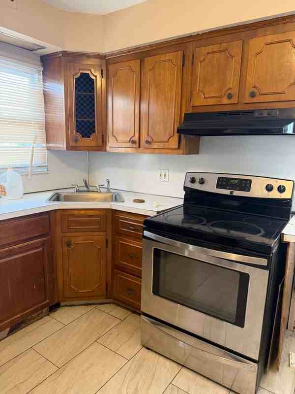 671 Bauer St - Photo 3 of 5