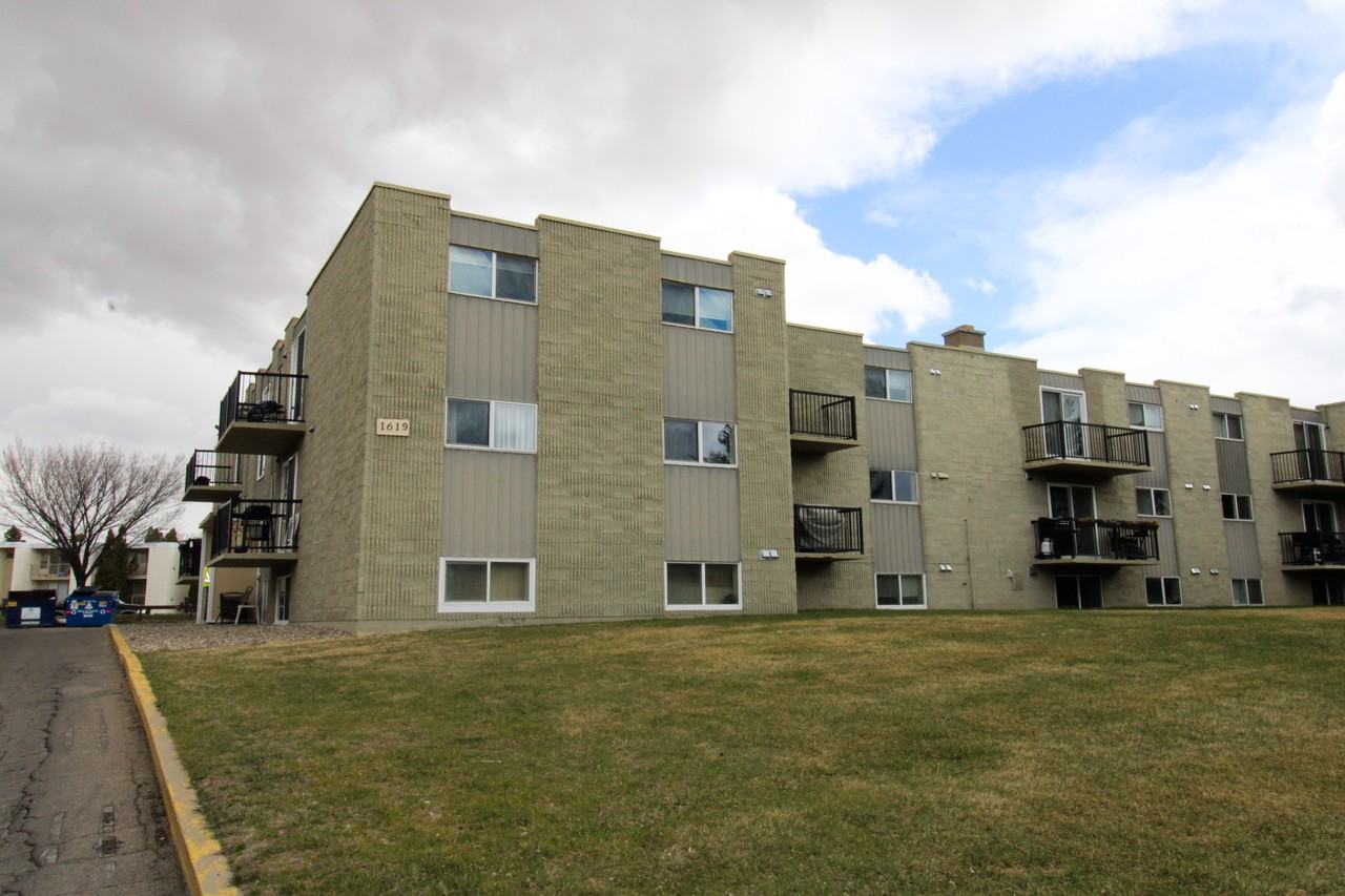 1603 Scenic Hts S - Photo 2 of 3