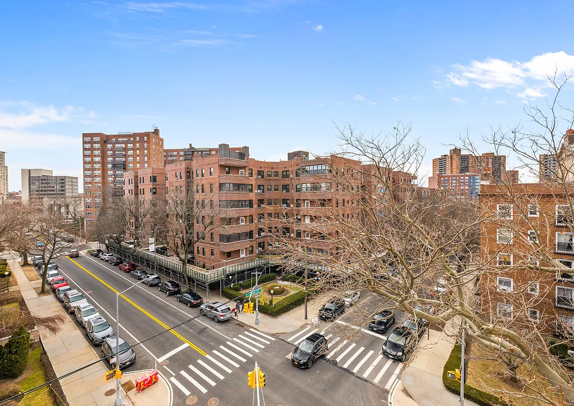 6945 108th St #6H - Photo 4 of 10