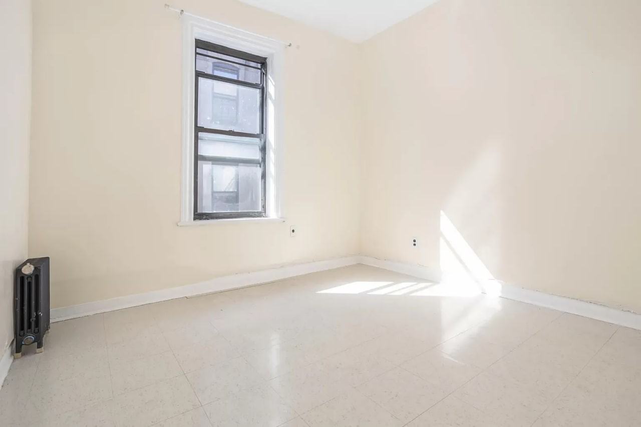 1076 Eastern Pkwy - Photo 3 of 8