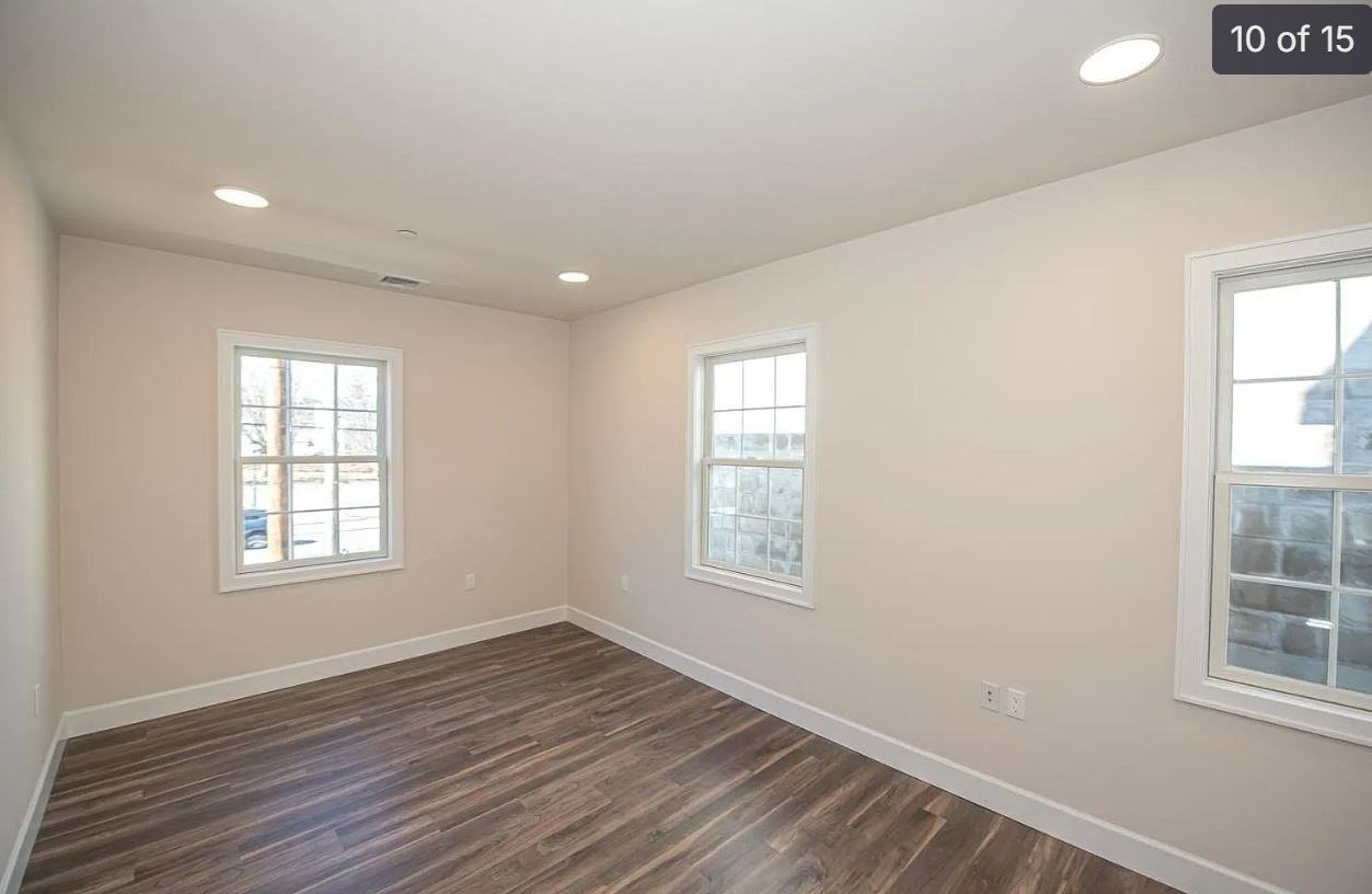 1090 New York Ave - Photo 3 of 12