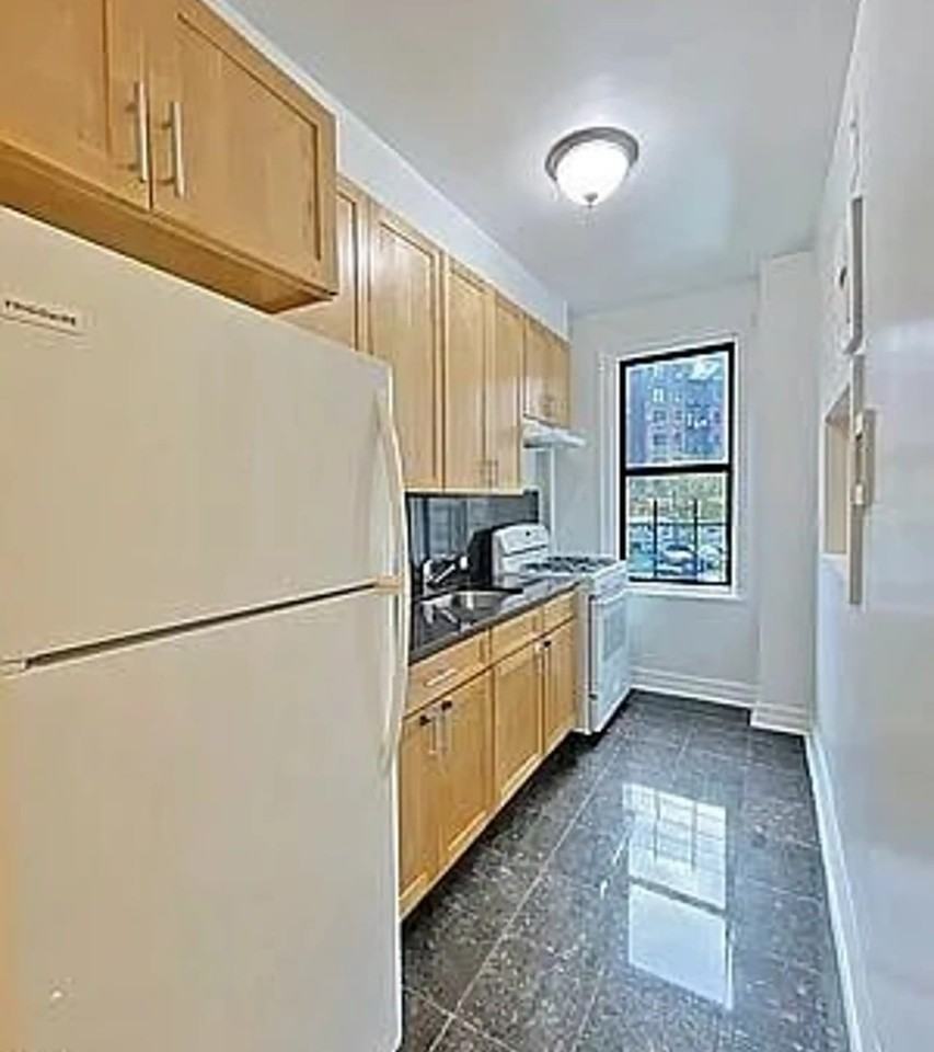 4580 Broadway - Photo 3 of 9