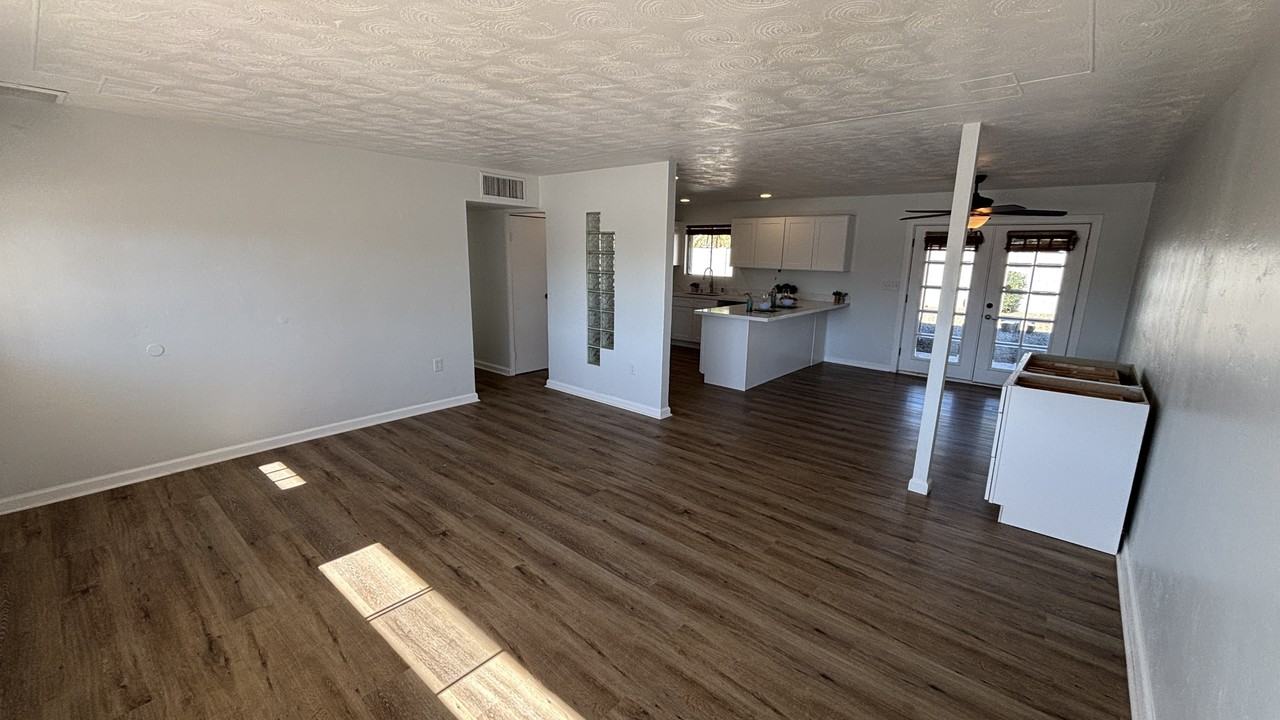 1000 W Elna Rae St - Photo 4 of 22