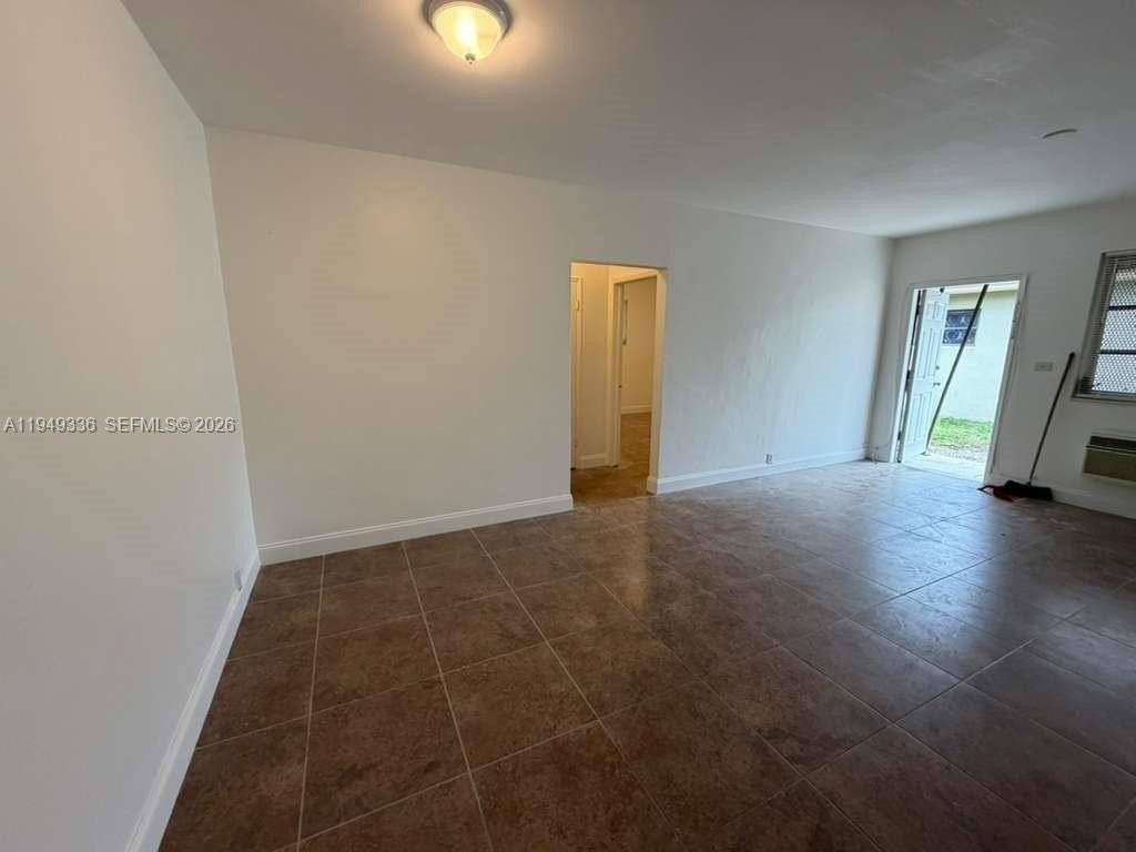 12605 Ne 13th Ave #5 - Photo 5 of 11