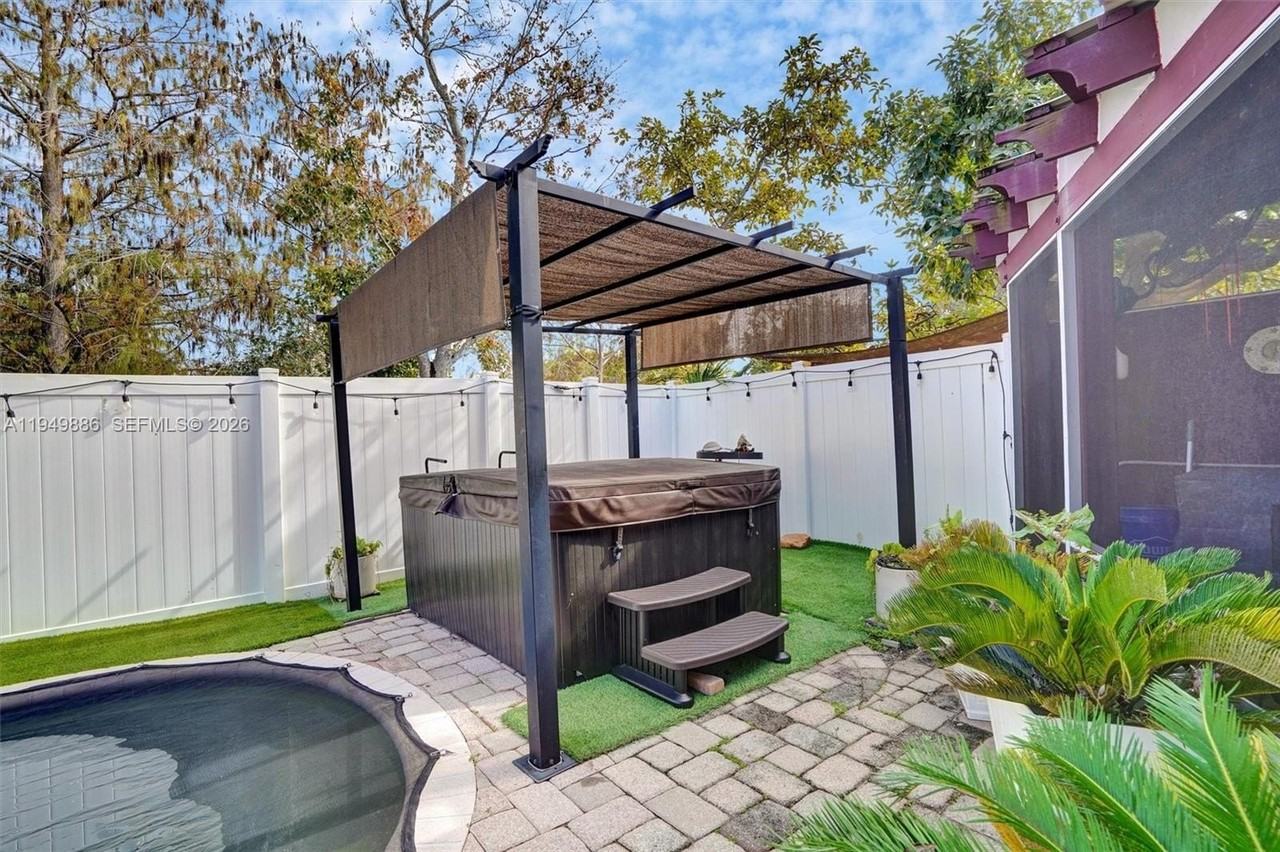 311 Sw 203rd Ave - Photo 3 of 22