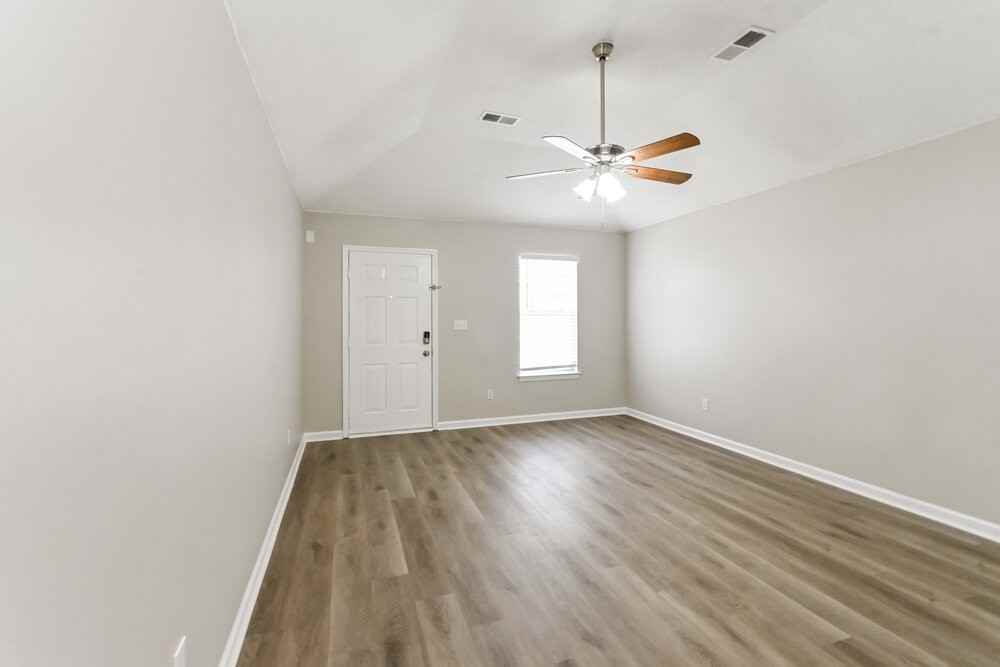 7045 Kings Crown Dr - Photo 3 of 16