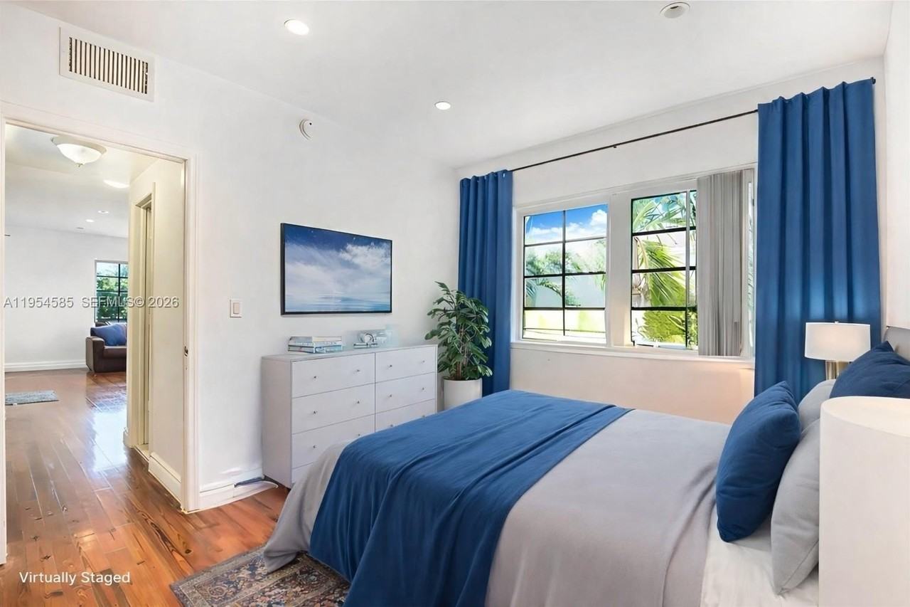 1015 19th St #10 - Photo 2 of 15