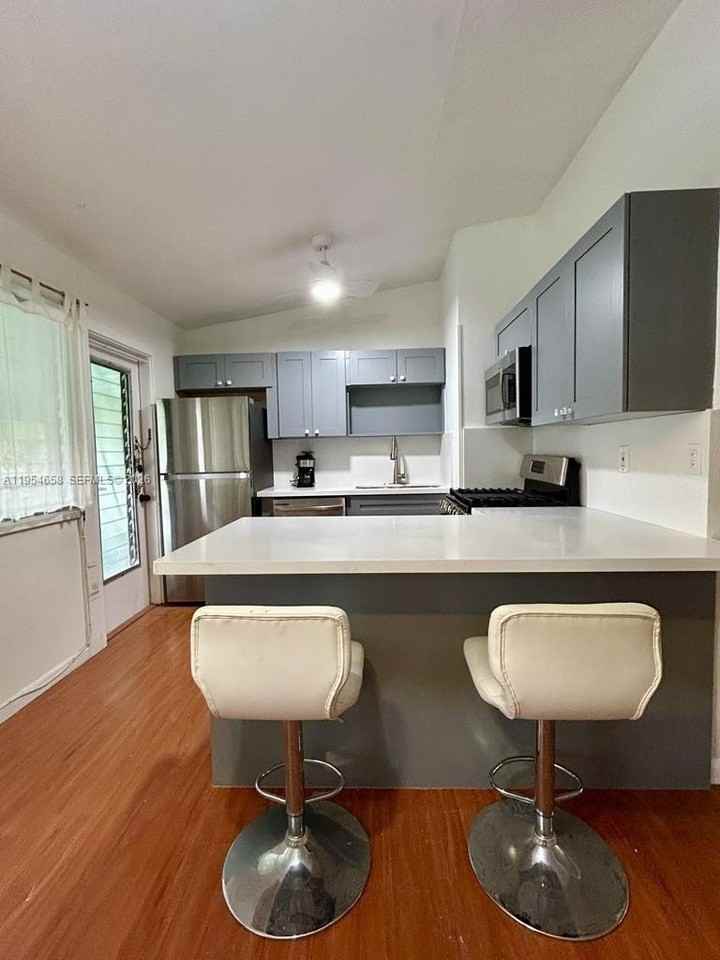 1080 98th St #10 - Photo 4 of 14