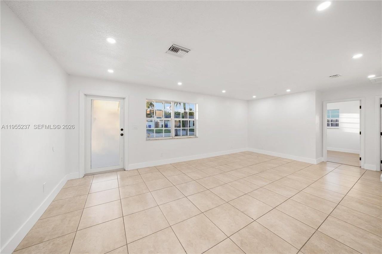 368 Sw 64th Ter - Photo 4 of 24