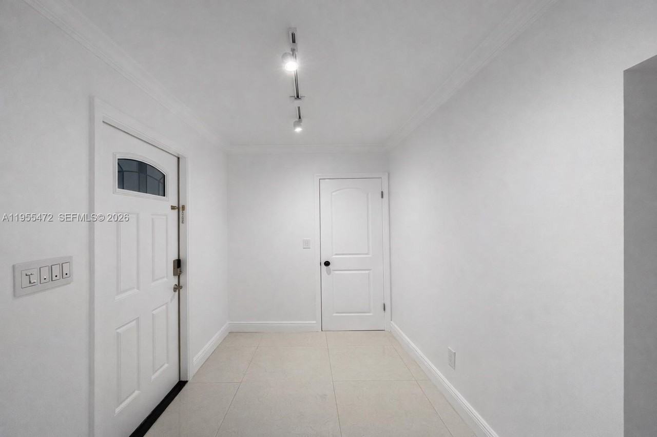 710 Nw 78th Ave - Photo 3 of 12