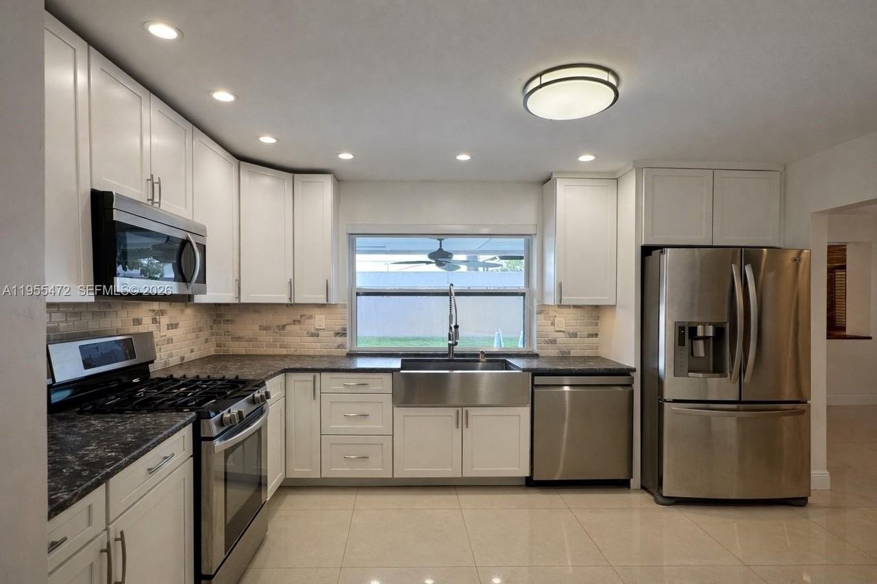 710 Nw 78th Ave - Photo 4 of 12