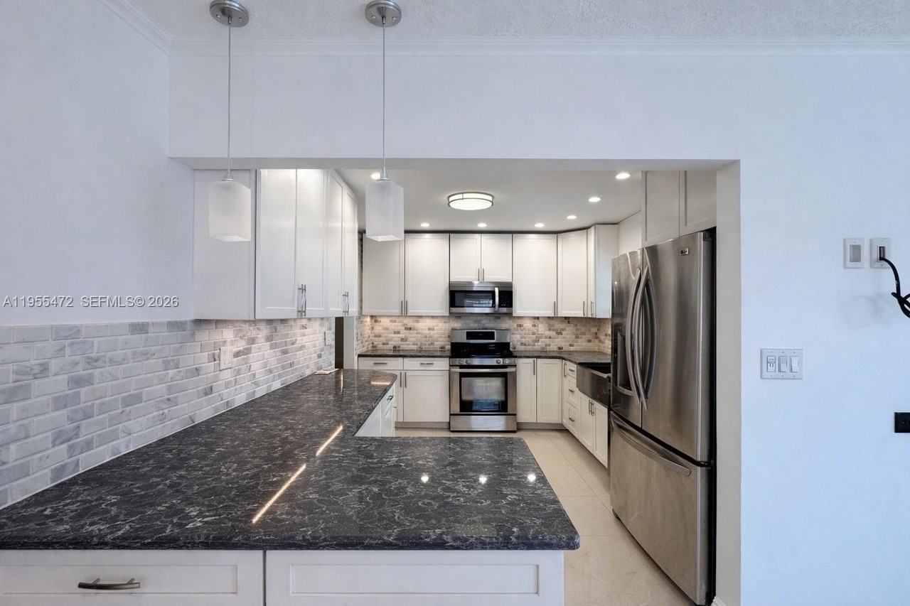 710 Nw 78th Ave - Photo 5 of 12