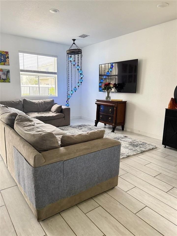 1783 Se 7th Ter #0 - Photo 4 of 17