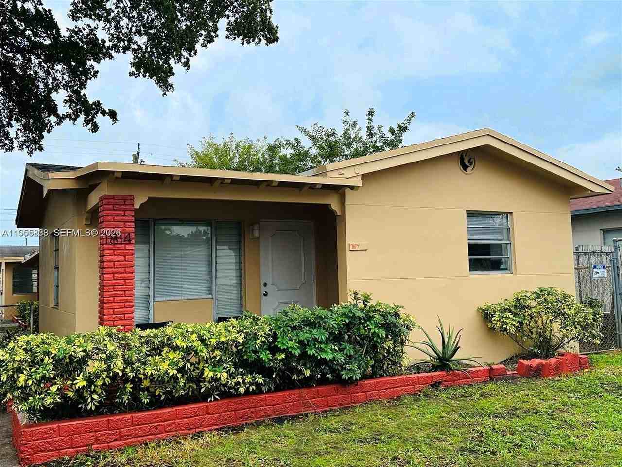 1814 Washington St #1-4 - Photo 5 of 6