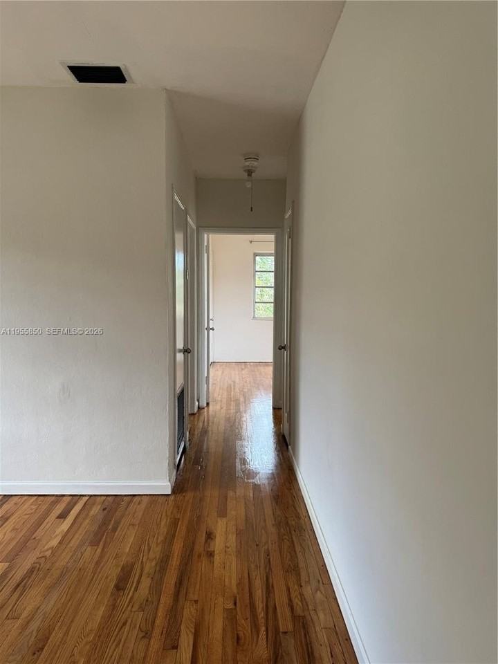 1431 Sw 37th Ave #4 - Photo 2 of 19