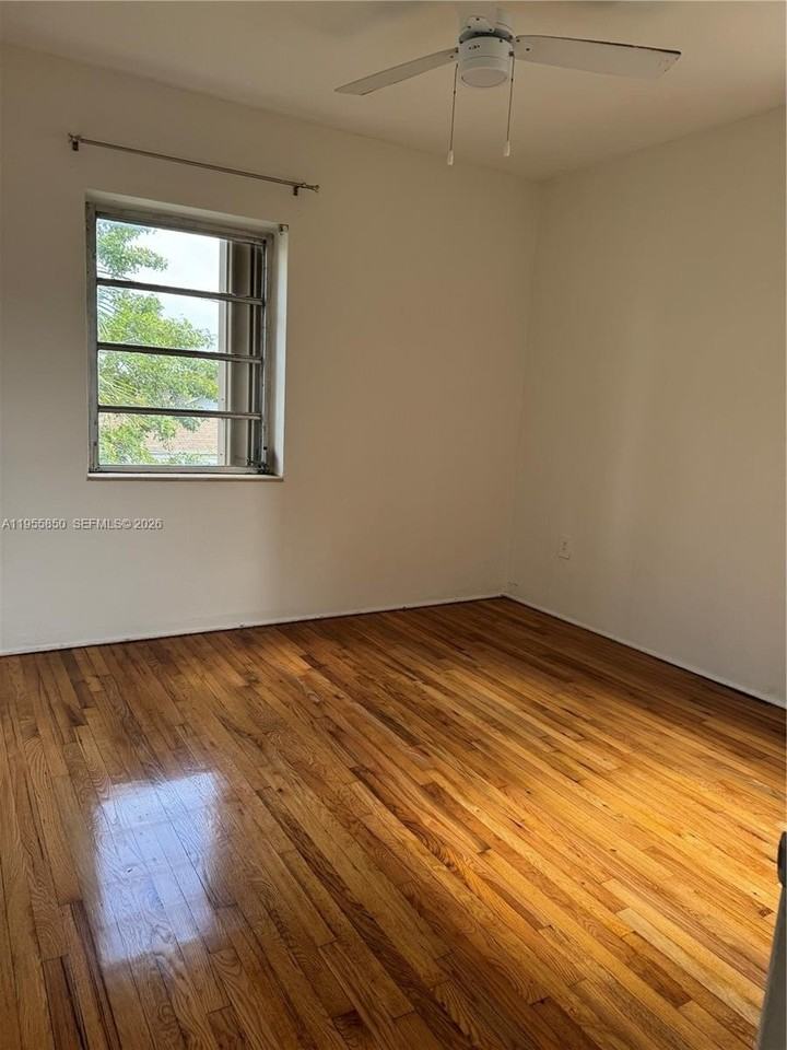 1431 Sw 37th Ave #4 - Photo 5 of 19