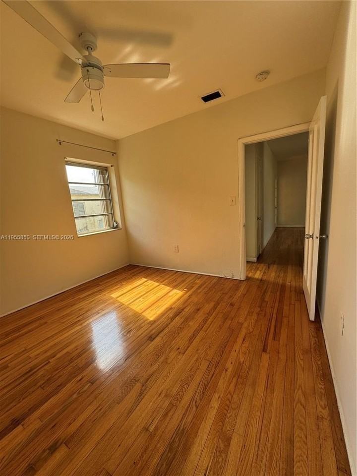 1431 Sw 37th Ave #4 - Photo 7 of 19