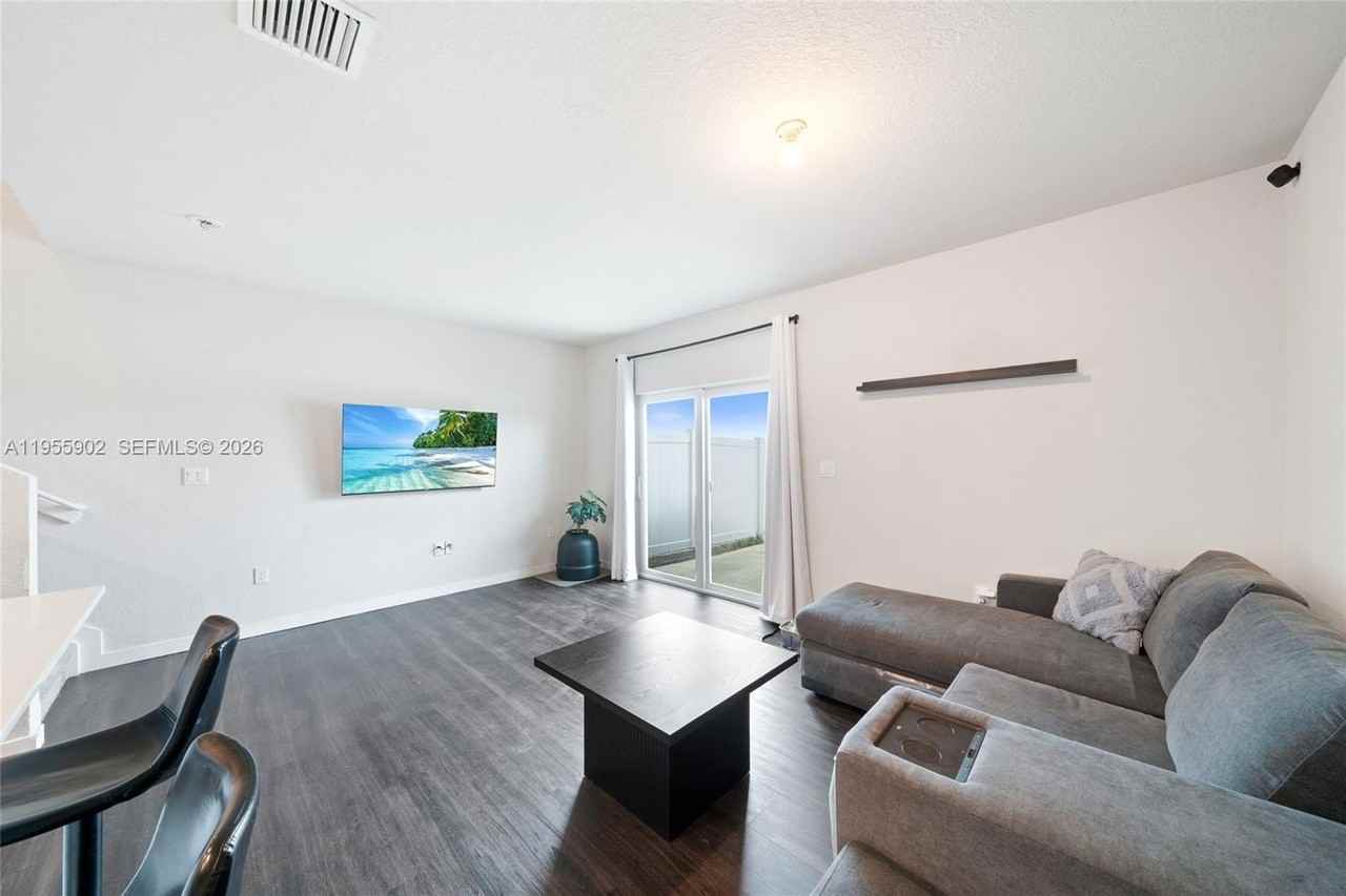 1050 Nw 6th Ter #1050 - Photo 4 of 29