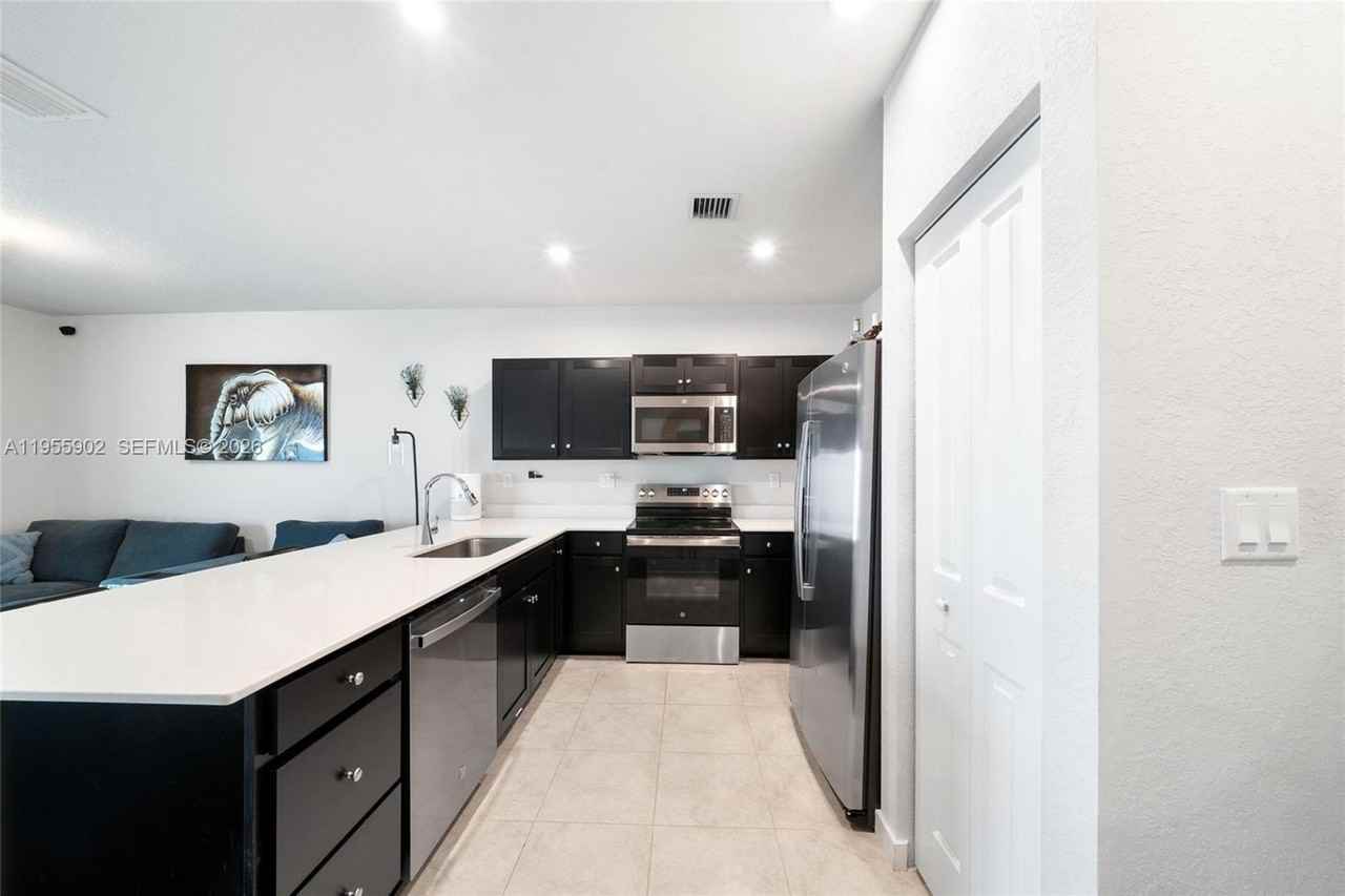 1050 Nw 6th Ter #1050 - Photo 5 of 29