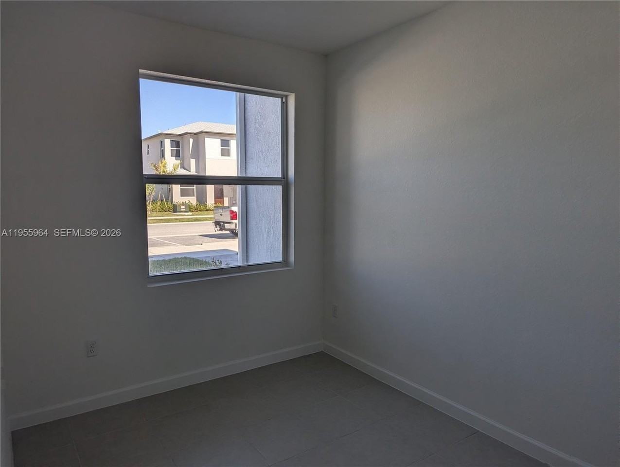 338 SW Ter - Photo 4 of 13