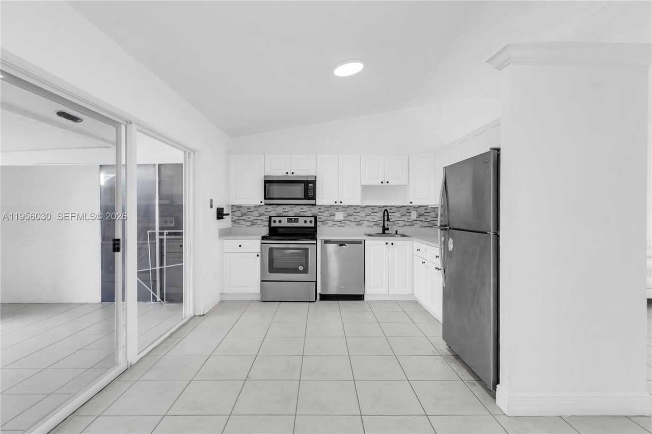 7197 Sw 152nd Pl #0 - Photo 4 of 18