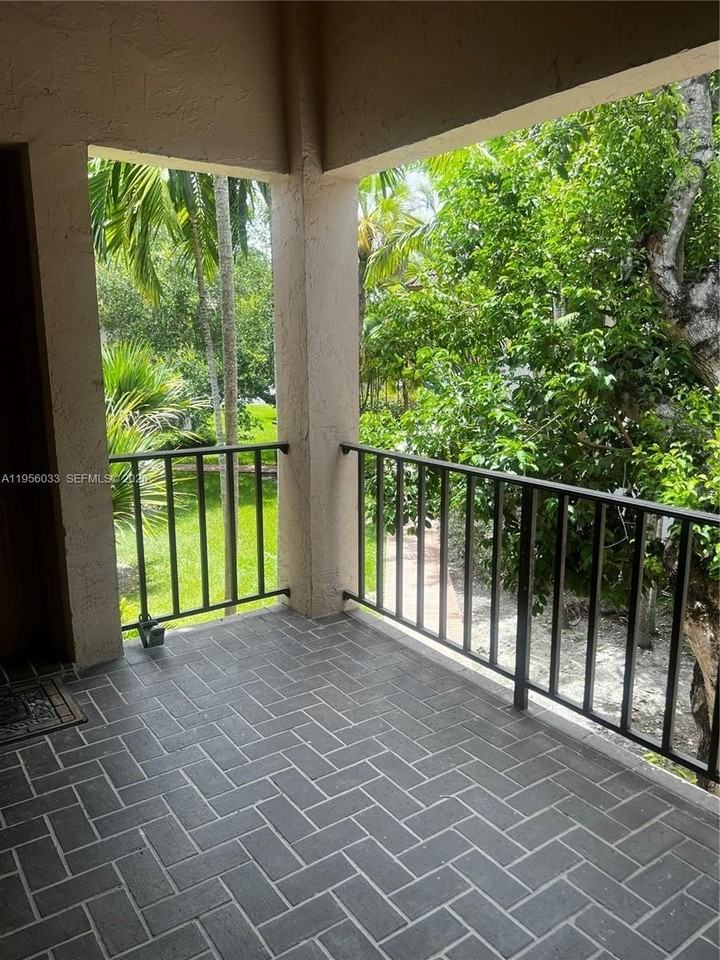 9402 Sw 77th Ave #L8 - Photo 4 of 44