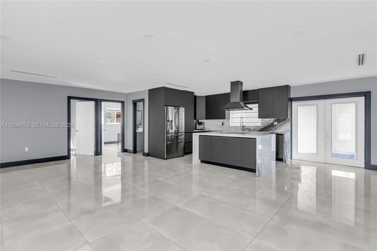 500 Sw 64th Pkwy - Photo 3 of 19