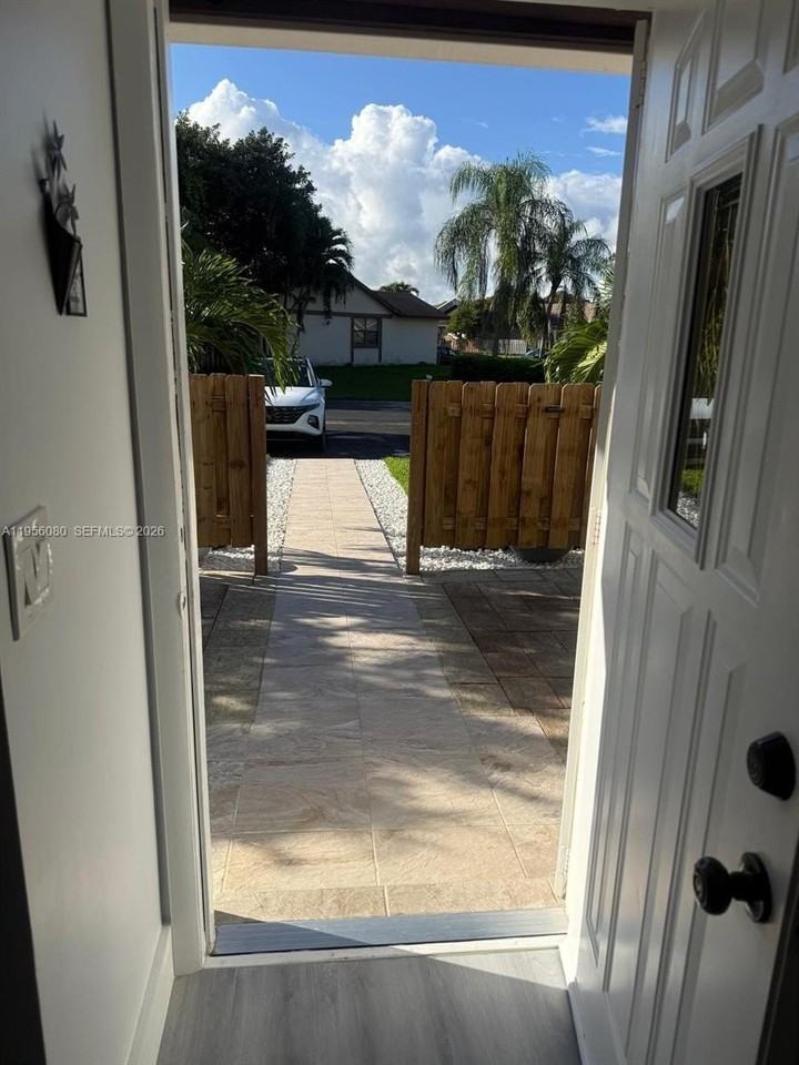 1327 Towhee St - Photo 5 of 31