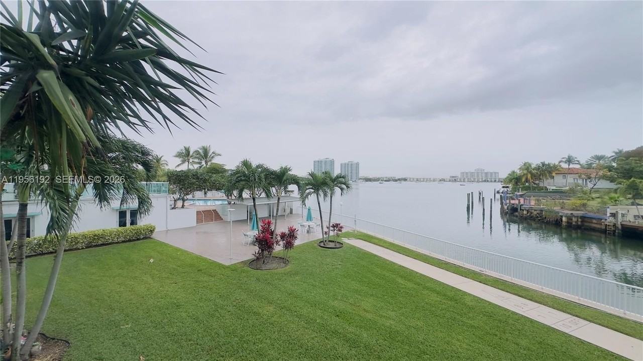 2841 Ne 163rd St #207